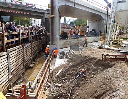 Großes Volksfest beim Brückenbauwerk an der Güterbahnlinie